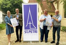 Herzliche Einladung zum Liederfest am 16. Juni (von links): Kerstin Schökel, Dr. Harm Meyer-Stiens, Pastorin Bodil Reller und Thorsten Heuer-Rieckenberg. Foto: F. Wendt