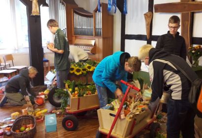 Schmücken der Erntewagen in Kleinburgwedel